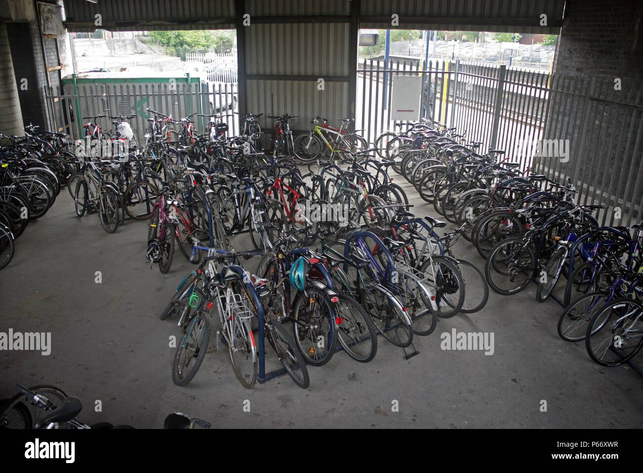 Ciclo di strutture di archiviazione a St Albans City stazione, Hertfordshire. 2007 Foto Stock