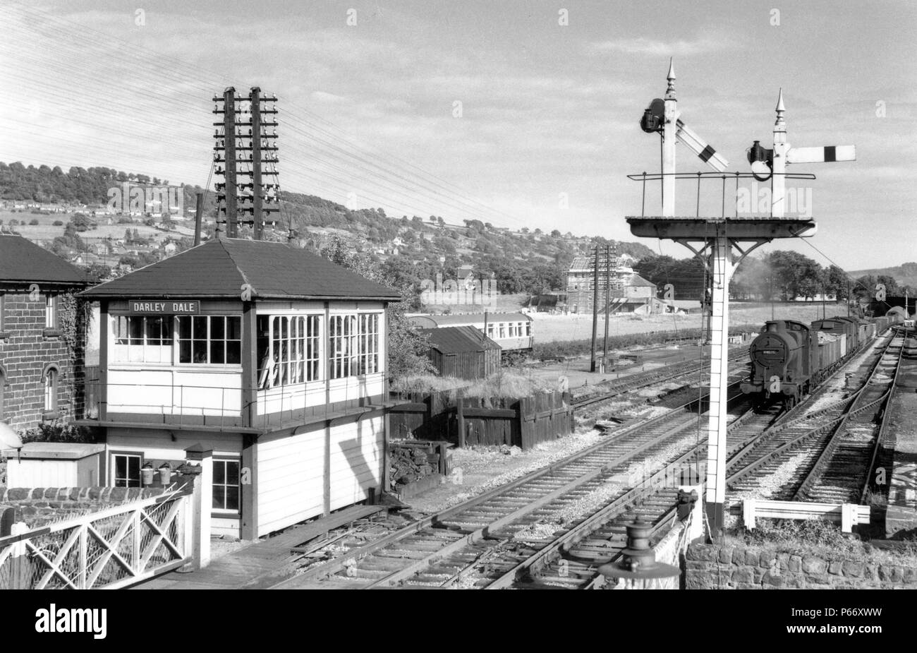 Darley Dale guardando verso sud-est che mostra il segnale M.R.-box e il gantry. Northwich basato, ex-L.M.S.4F, No.44025 è in carica della merce verso il basso. Xv Au Foto Stock