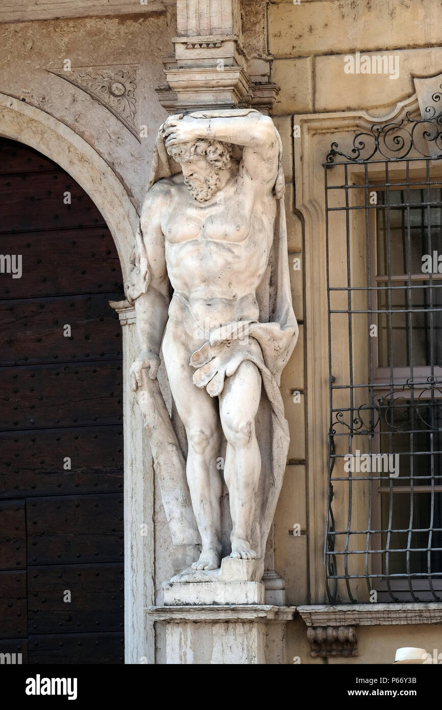 Statua di Ercole all'ingresso del XVIII secolo il Palazzo Vescovile (Palazzo dei Vescovi) nel centro storico di Mantova, Italia Foto Stock