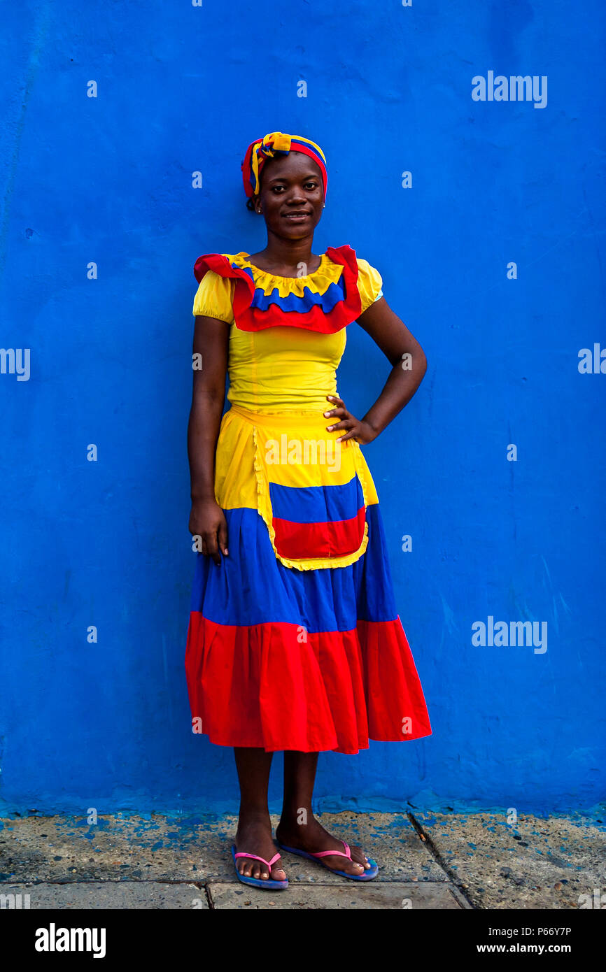 Una ragazza Afro-Colombian, vestito con il tradizionale 'palenquera' costume, posa per una foto nella città murata di Cartagena, Colombia. Foto Stock