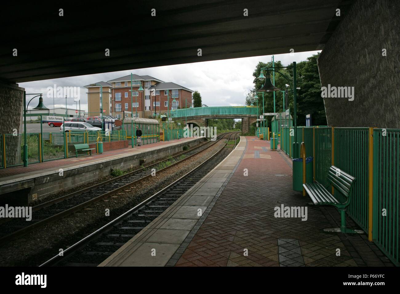 Visualizza piattaforma a Sutton Parkway station, Nottighamshire, mostrando la piattaforma posti a sedere e illuminazione. 2007 Foto Stock
