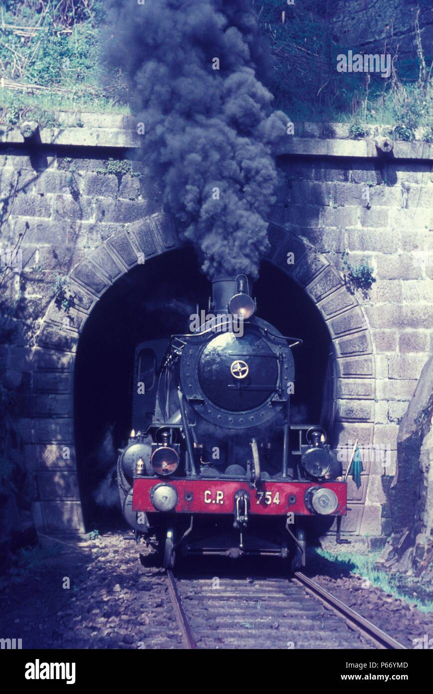 Ferrovie portoghesi la Schwarzkopf costruito 5'6 gauge 4 cilindro composto 2-8-0 tepore del sole a Ermida tunnel. Foto Stock