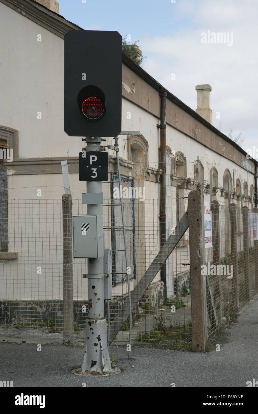 Segnale rosso sulla up platform a Saltash station, Cornwall. 2006 Foto Stock