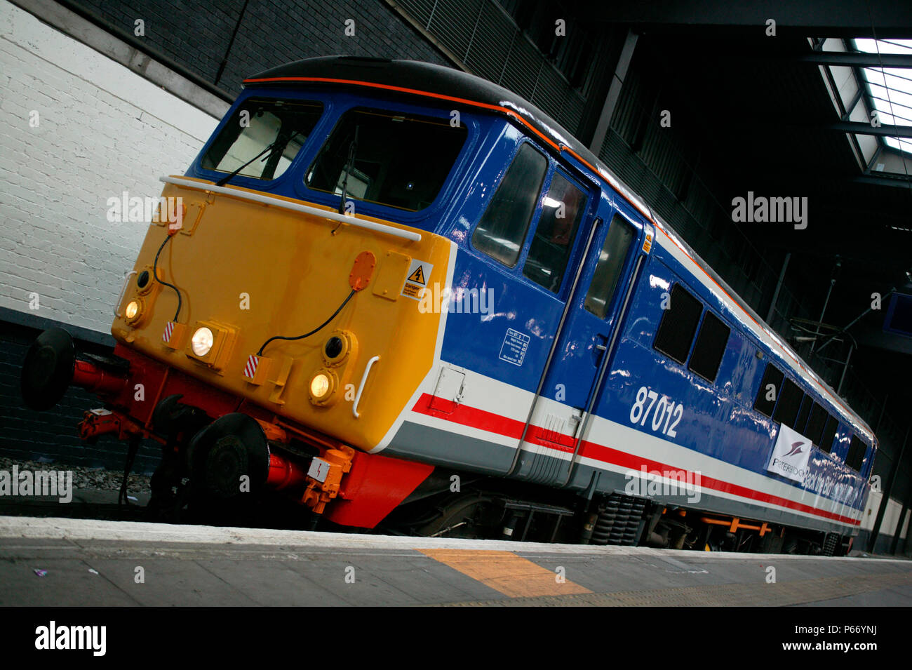 Risplende nella rete del patrimonio del Sud Est della livrea, classe 87 locomotore No.87012 è chiamato The Olympian a Londra, Euston. Il 25 febbraio 2005 Foto Stock