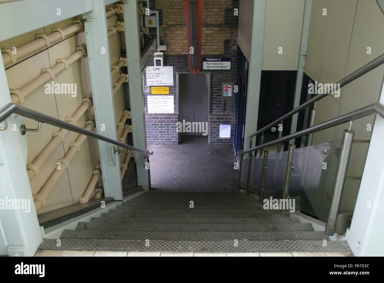 Scala di accesso e sollevare l'entrata a Smethwick Galton Stazione del Ponte, West Midlands. 2007 Foto Stock