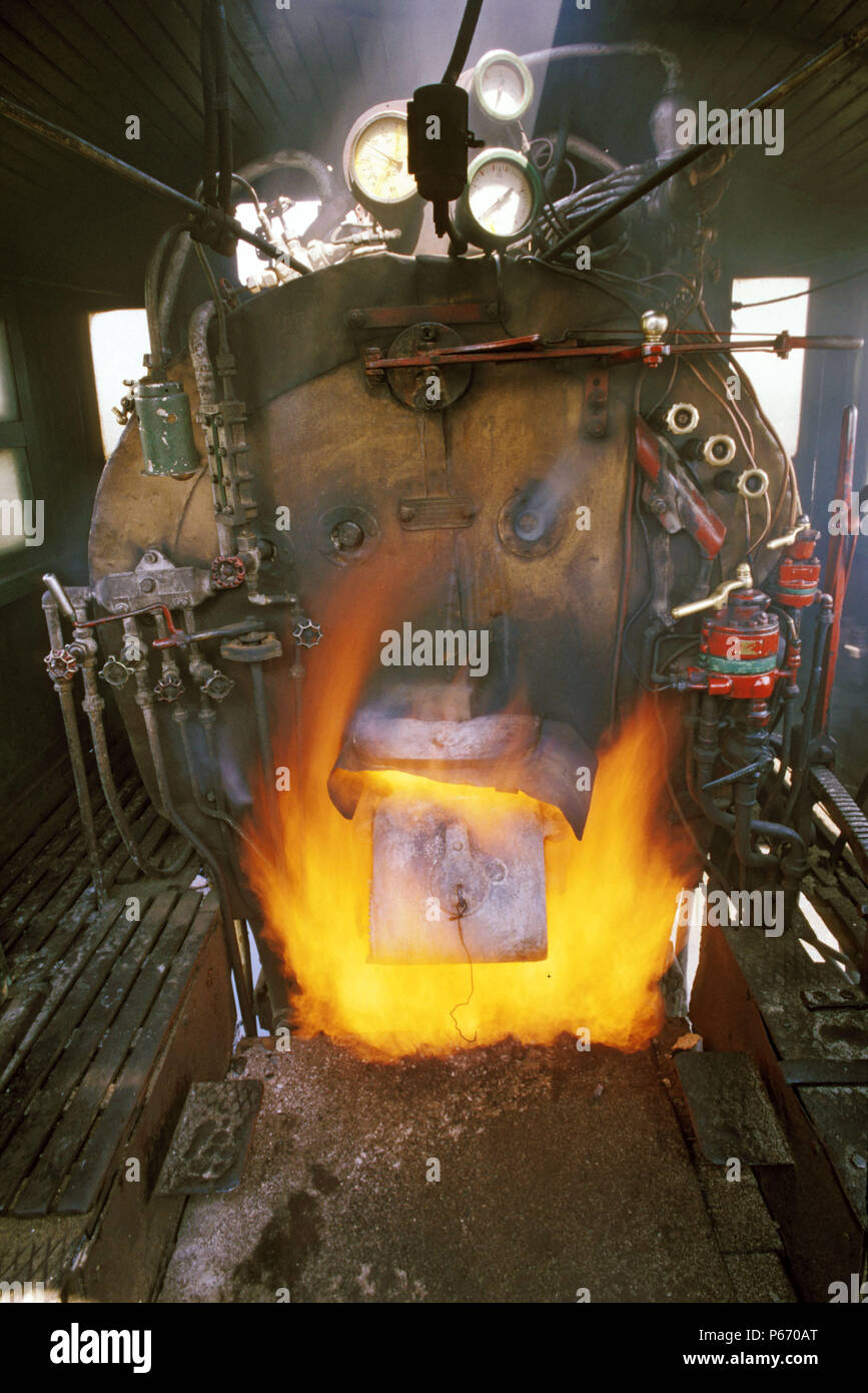 L'interno della cabina di un 2-8-0 Baldwin a EG Lavandero Sugar Mill Cuba tutte le isole di locomotori sono bruciatori di olio in quanto non vi sono riserve indigene di Foto Stock