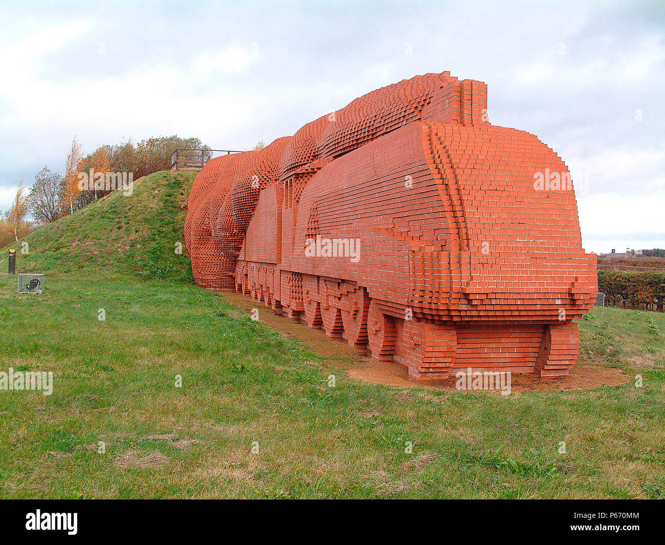 Le ferrovie sono commemorati in molte forme d'arte ma uno dei più insolito è il mattone in treno, basato su un A4 Class pacifico, che era stato costruito accanto a t Foto Stock