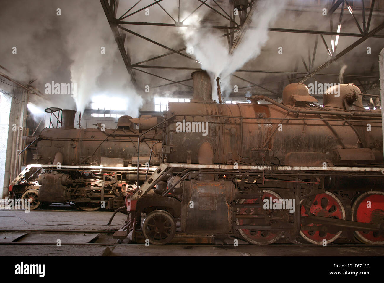 Due cinesi classe SY Mikados industriale su capannone a Baotou acciaierie, Mongolia Interna. Marzo 2005. Foto Stock