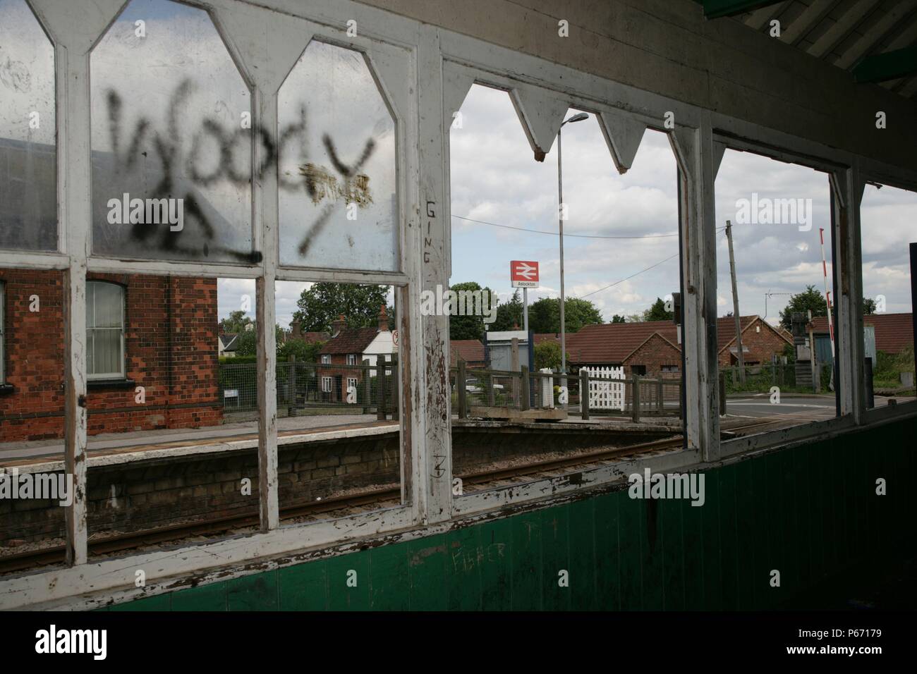 Vista dall'interno dell'edificio della stazione a Aslockton, Nottinghamshire che mostra gli effetti di atti di vandalismo. 2007 Foto Stock