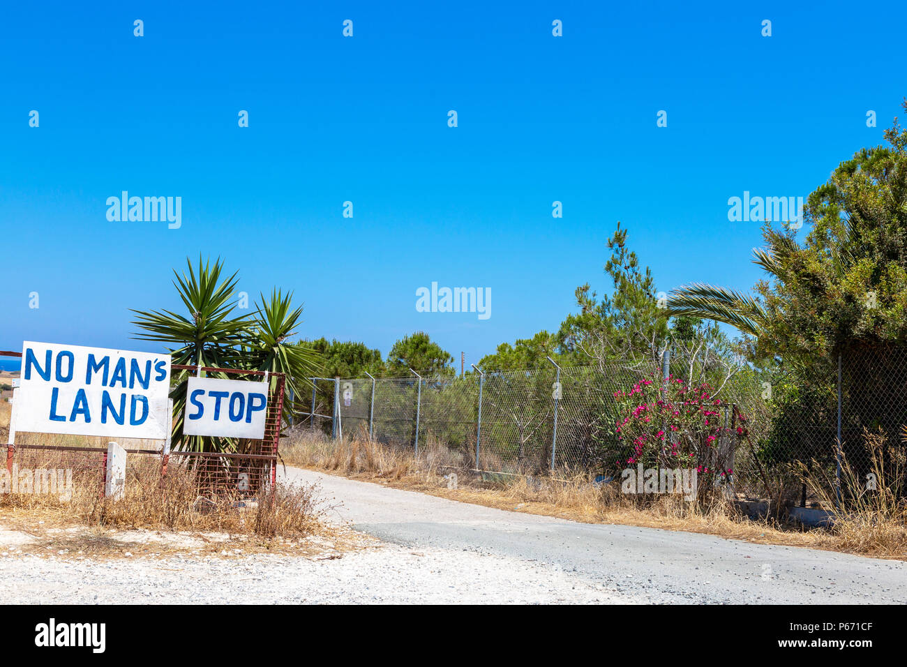 Strada di accesso al No mans land separando la greca e turca di zone di Cipro vicino a Famagosta, sorvegliata dalle Nazioni Unite truppe Foto Stock