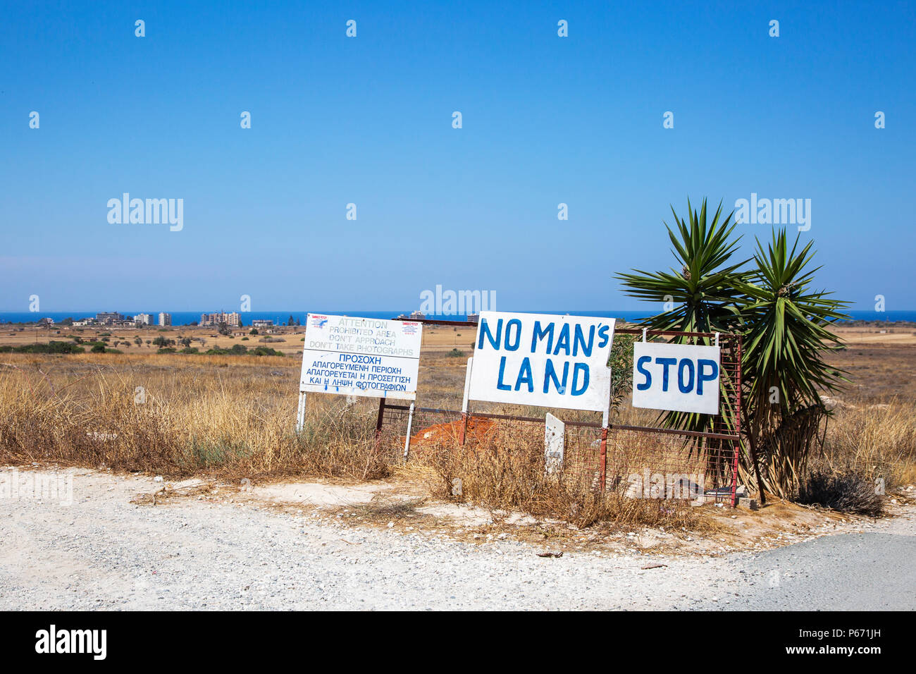 Strada di accesso al No mans land separando la greca e turca di zone di Cipro vicino a Famagosta, sorvegliata dalle Nazioni Unite truppe Foto Stock