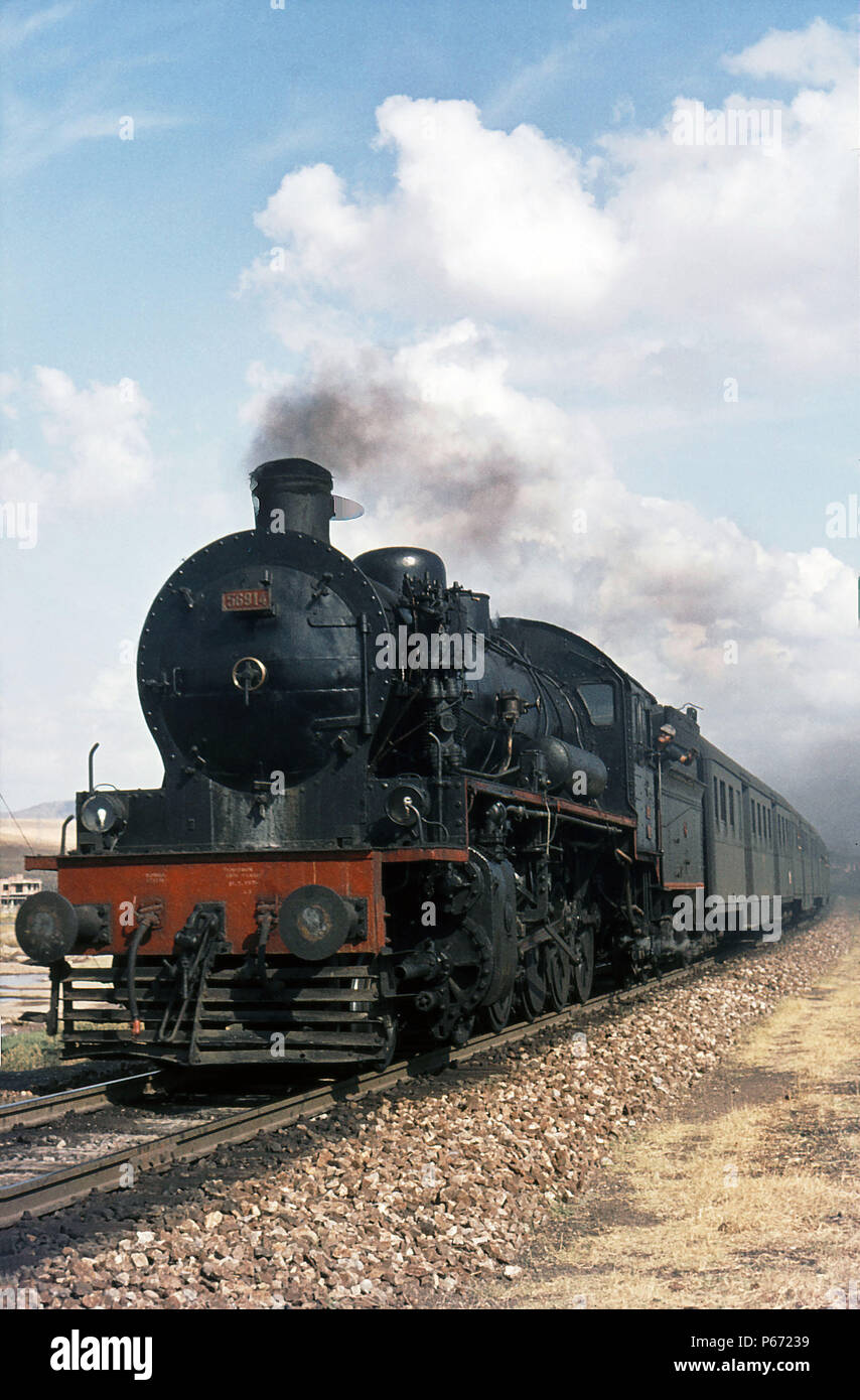 Una coppia delle Ferrovie Turche di Vulcan ( documento Wilkes Barre USA) Sky liner 2-10-0s della fine degli anni quaranta bollire fino al di fuori del magazzino a Irmak sabato 17 luglio 19 Foto Stock