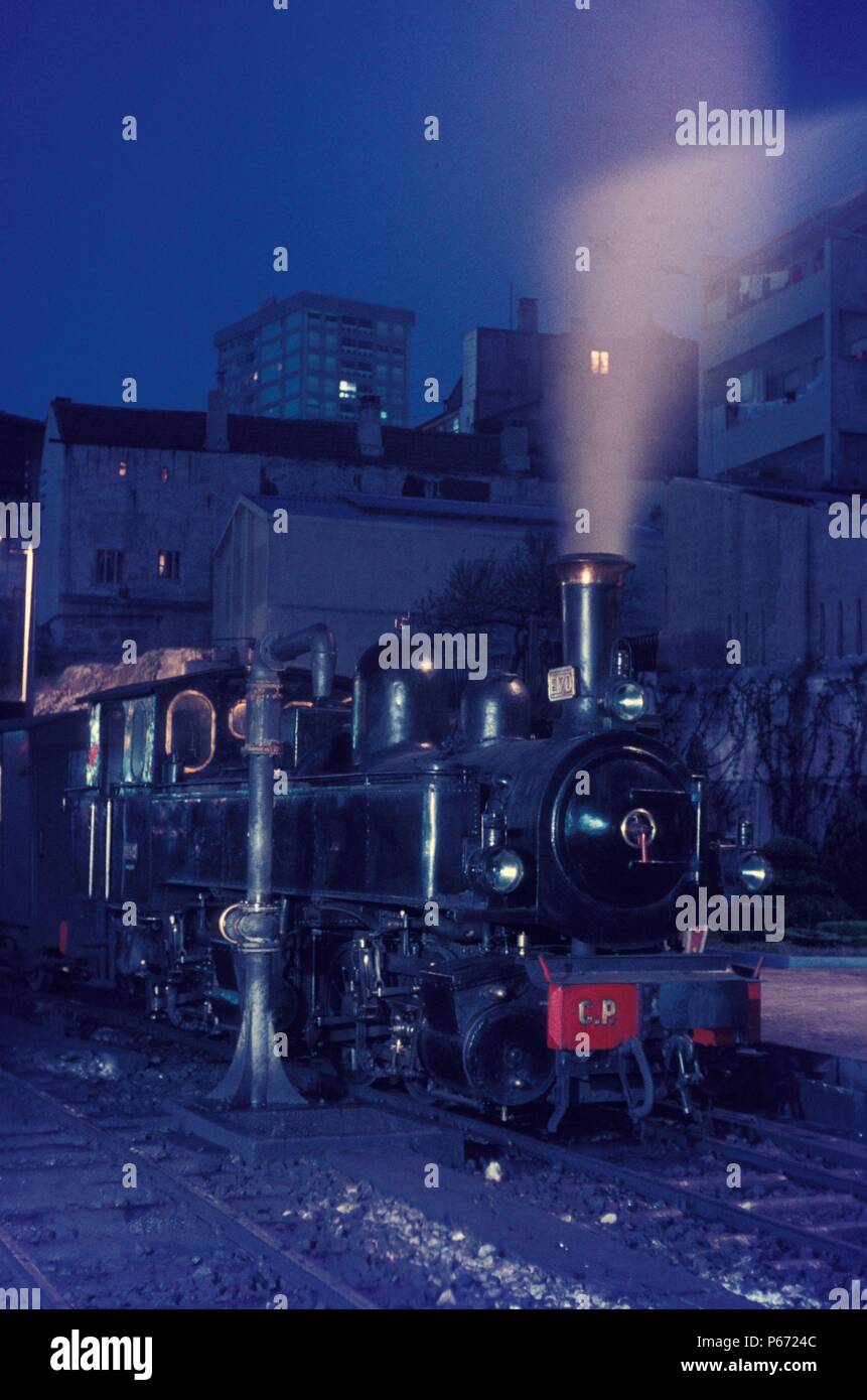 Una ferrovia portoghese del manometro misuratore 0-4-4-0T Mallet affronta il buffer si ferma a Oporto Trindade venerdì 4 settembre 1970. Foto Stock