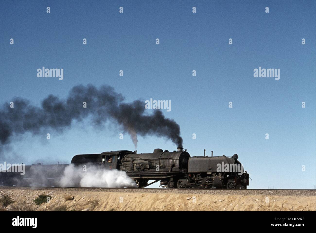 Un Rhodesia Ferrovie 14 classe 2-8-2 + 2-8-2 capi in tutta l'argine in cemento nel luglio 1973. Foto Stock