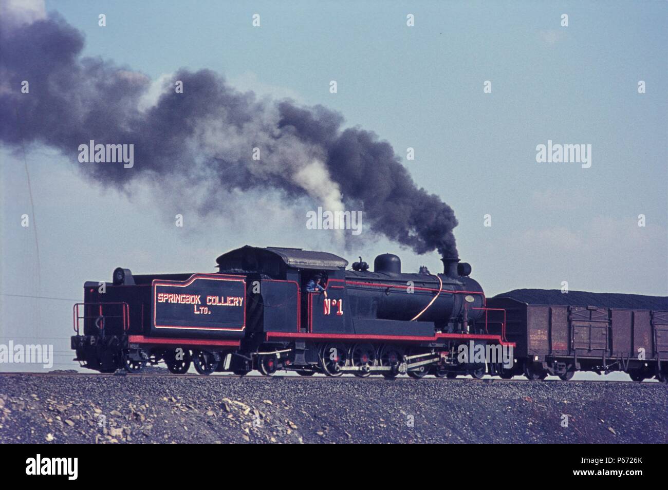 Un Rhodesia Ferrovie 14una classe 2-6-2 Garratt costruito dalla Beyer Peacock di Manchester testine a Bulawayo legato il trasporto merci lungo la West Nicholson linea. Questo fa Foto Stock