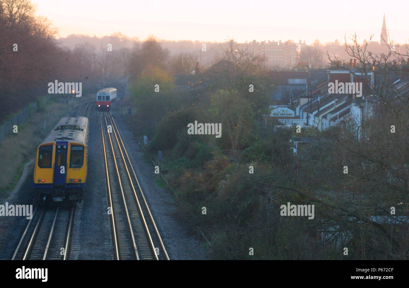 Un Silverlink Metro treno è visto qui sul nord di Londra sulla linea di approccio al Kew Gardens stazione. A Londra la metropolitana District Line in treno può essere vedere Foto Stock