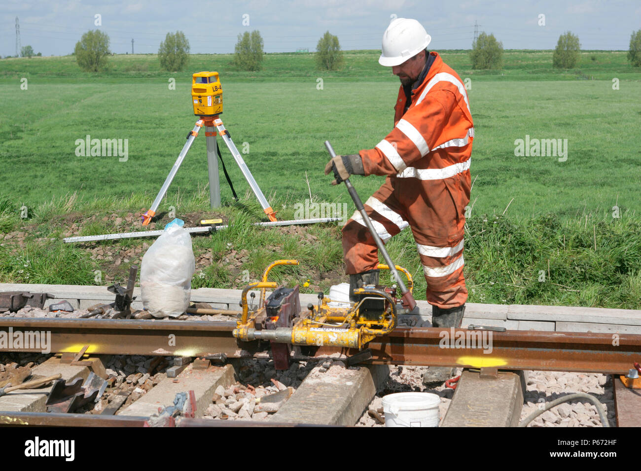 Un lavoratore traccia controlla un thermit saldatura su una sezione della rinnovata pista vicino a Peterborough. Maggio 2005 Foto Stock