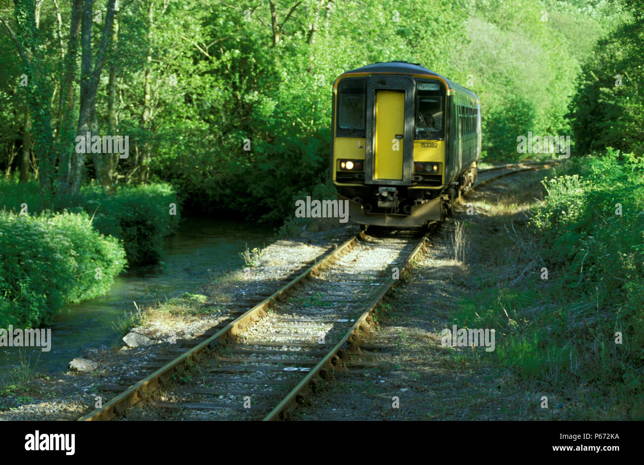 Un tipico Devon branchline scena come un treno attraversa la pittoresca linea da Gunnislake a Plymouth. 2002 Foto Stock