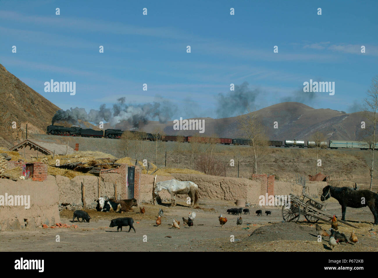 Un tipico rurale scena a Er-Di villaggio su un Jing Peng passare la sezione della ferrovia Ji-Tong in Mongolia interna come un Holoku Daban di merci trasportate da due Foto Stock