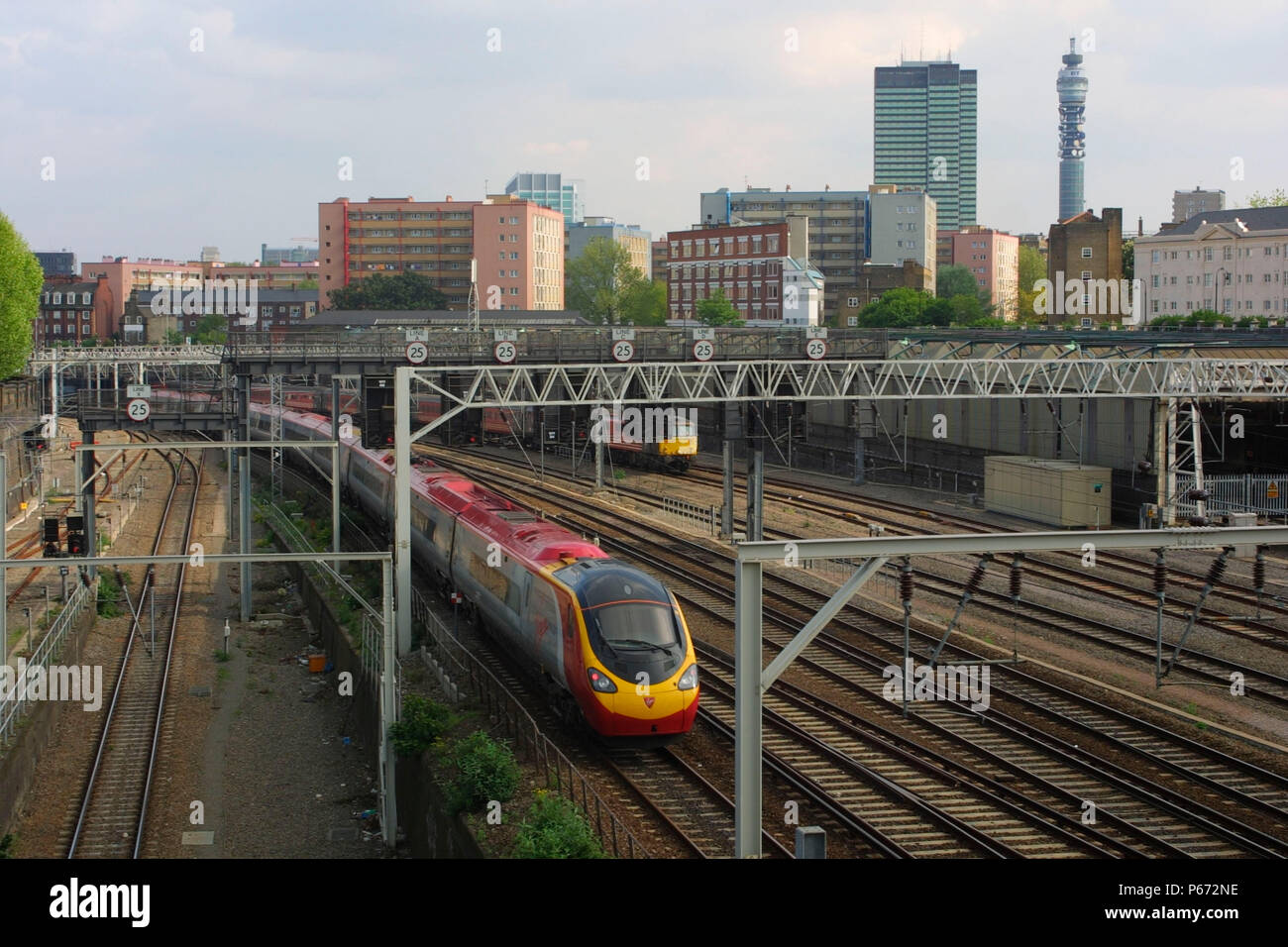 Una vergine treni pendolino è visto qui su approccio al London Euston station. Il Landmark BT Tower può essere visto all'orizzonte. 2004. Foto Stock