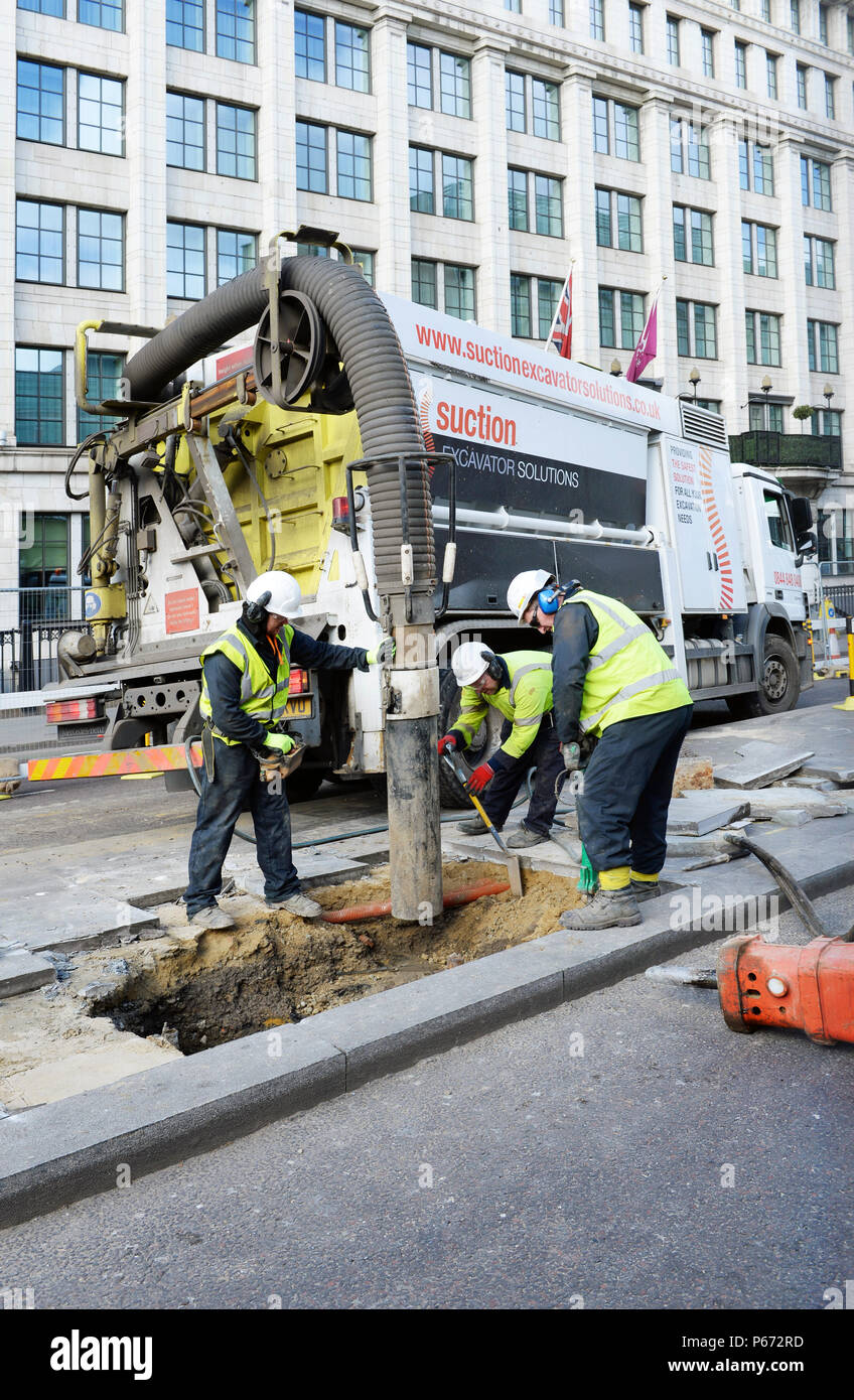 Escavatore aspirazione operanti su Farringdon Road. Londra REGNO UNITO. Foto Stock
