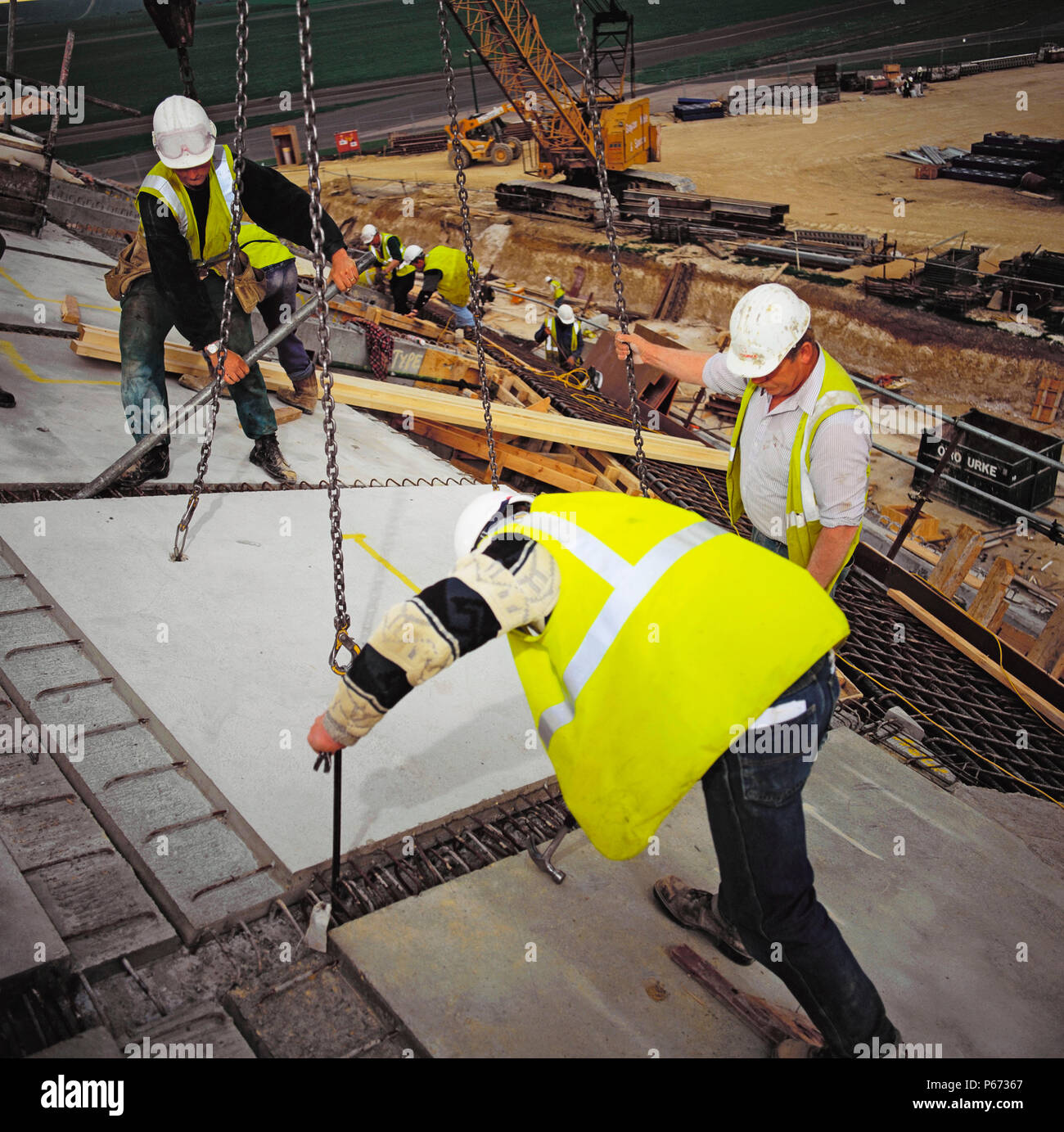 Installazione di pre-fabbricato roofpanels di calcestruzzo durante la costruzione del Imperial War Museum Duxford Foto Stock