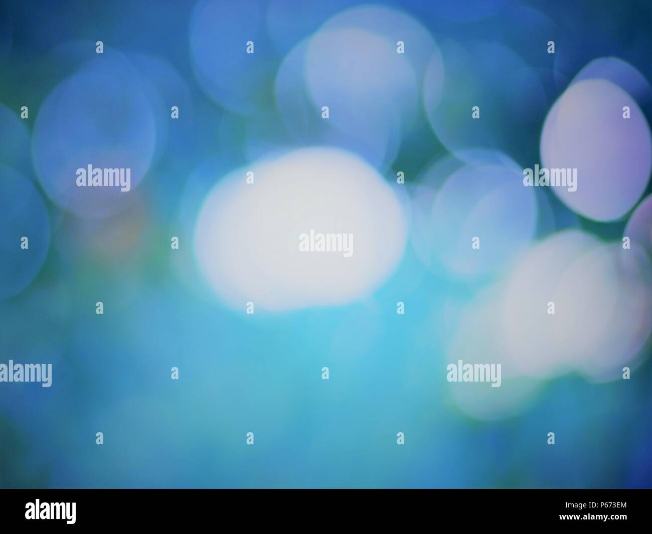 Bellissimo bokeh cerchi su uno sfondo blu Foto Stock