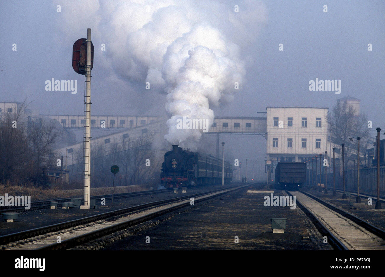 Un operaio di passeggeri del treno parte da Dalong oltre i metalli dell'interno sistema ferroviario sul Tieling Colliery Rete nella provincia di Liaoning Ch Foto Stock