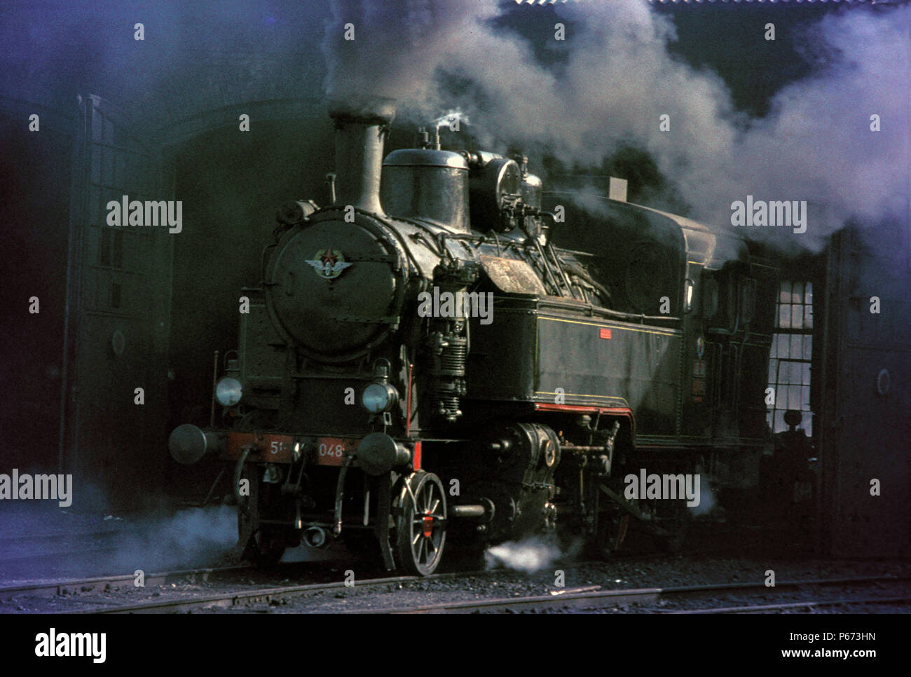 Uno Stato jugoslavo 51 ferroviario Classe 2-6-2T di origine ungherese rotola fuori del deposito a Novisad nel luglio 1972. Foto Stock