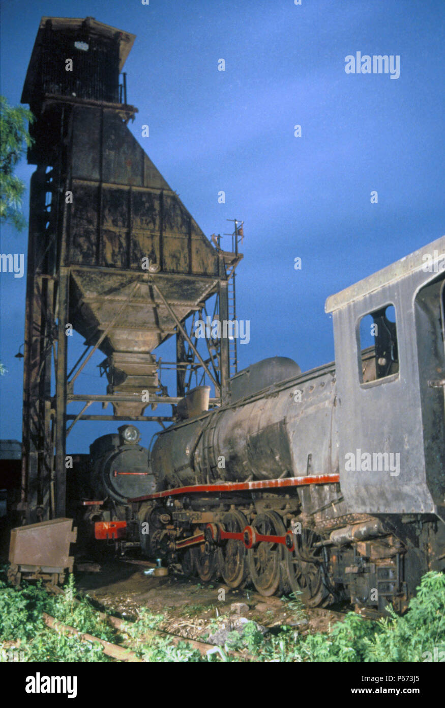 Abbandonate locomotive del Ghana al di sotto della torre di rivestimento ad Accra. Fonderia Vulcan 4-8-2 No.266 'Techiman il' con camino Giesl in primo piano con No.255 Foto Stock