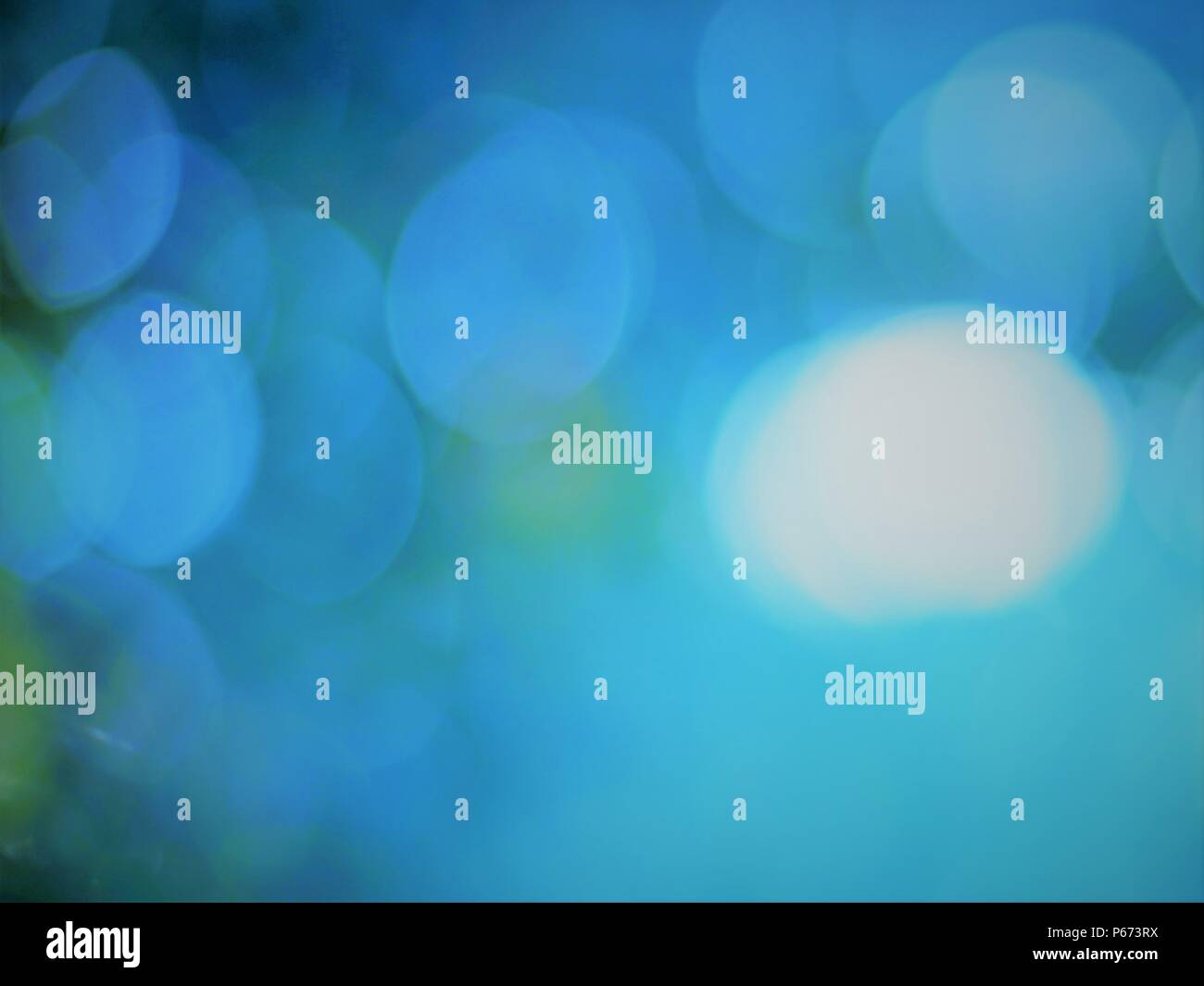 Bellissimo bokeh cerchi su uno sfondo blu Foto Stock