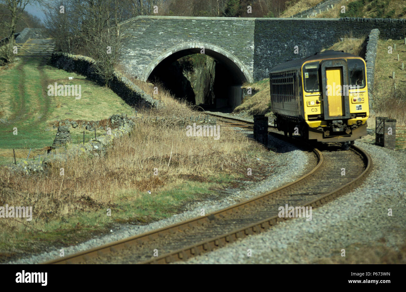 Arriva Trains Wales local service al ponte romano sulla linea tra Llandudno Junction e Blaenau Ffestiniog. 2003 Foto Stock