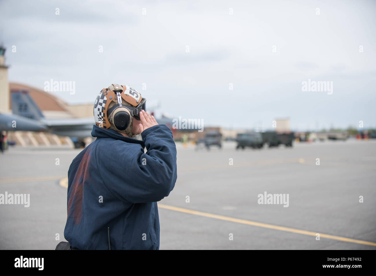 Stati Uniti Aviazione Navale meccanico strutturale di terza classe Gabrial Rodriguez, da VAQ-137, Naval Air Station Whidbey Island, Washington, saluta un EA-18G Growler pilota di aeroplani per preparare a sortie Maggio 9, 2016 durante il RED-FLAG-Alaska (RF-A) 16-1 a Eielson Air Force Base in Alaska. Sortite per RF-A sono volate in Joint Pacific Alaska Range, un complesso di più di 67.000 square mile area che fornisce un addestramento realistico ambiente e comandanti permette al treno per full spectrum impegni, compreso tra competenze individuali di complessi su vasta scala impegni comuni. (U.S. Air Force photo by Staff Sgt. Foto Stock