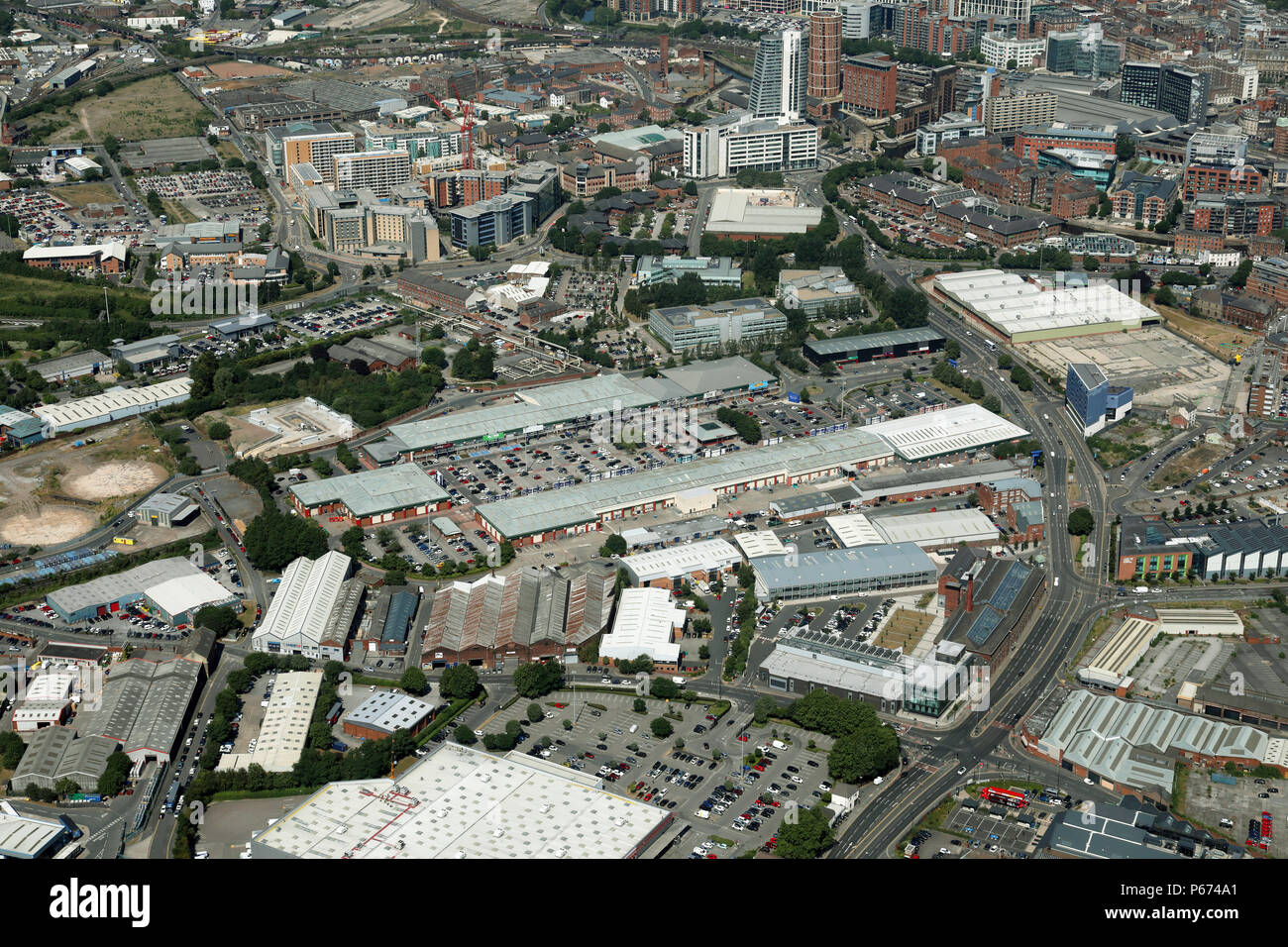 Vista aerea della zona Hunslet di Leeds con Crown Point Shopping Center prominente Foto Stock