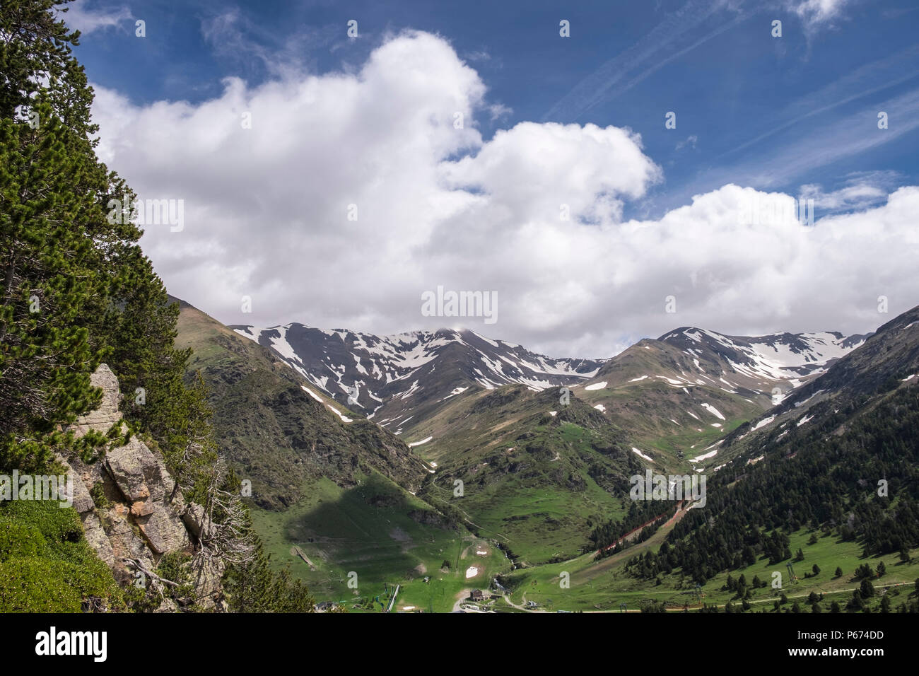 Vedute della Vall di Nuria valley in Pyreneean montagne, Catalogna, Spagna Foto Stock
