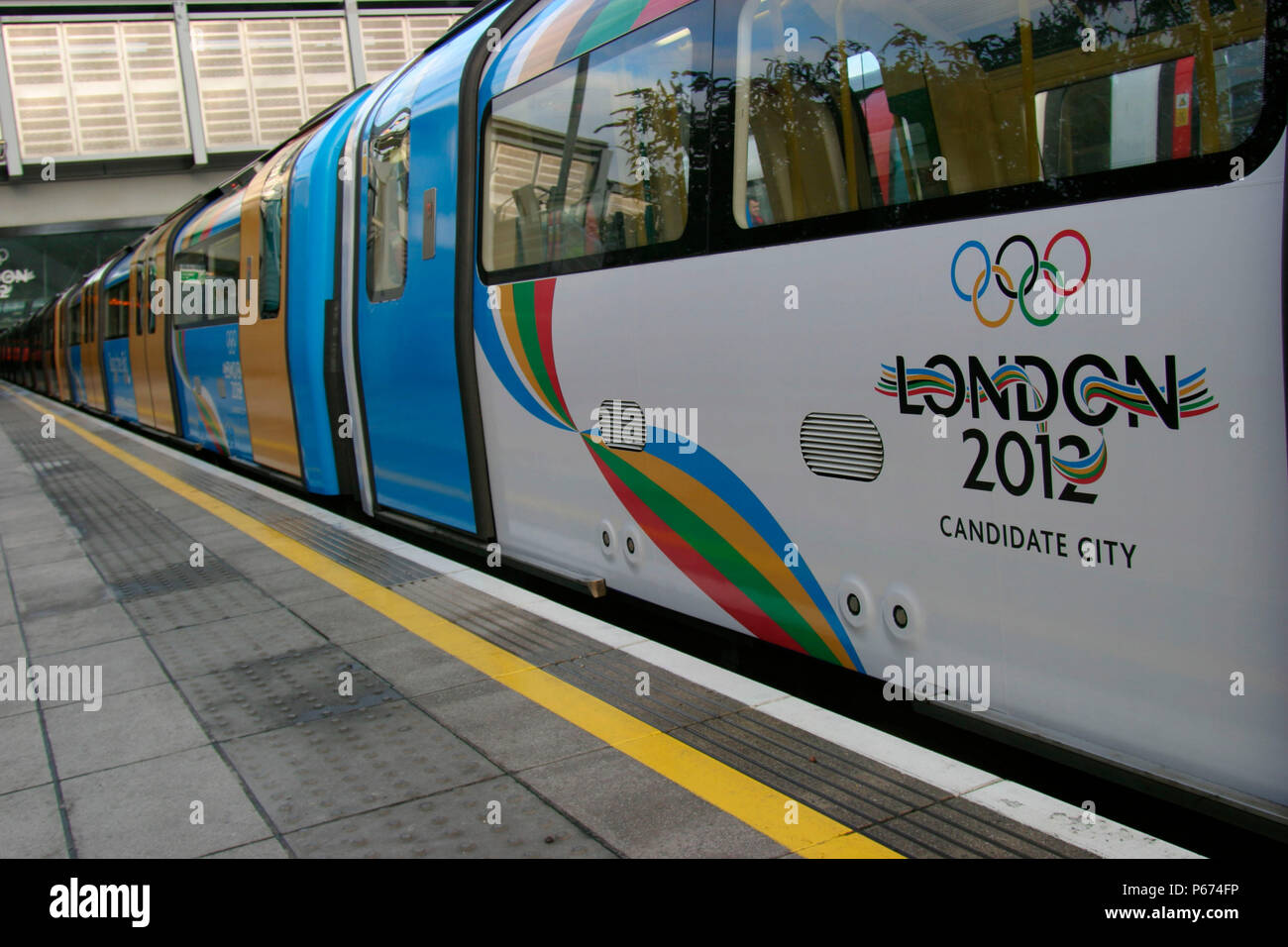 Livrea e il logo di Londra Olimpiadi sui treni della metropolitana alla stazione di Stratford. Novembre 2004 Foto Stock