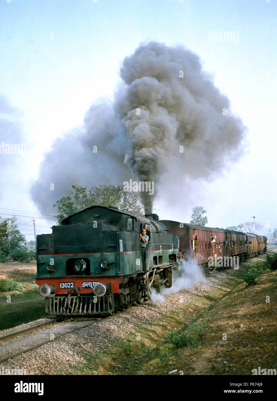 Locale di passeggeri delle ferrovie indiane WM classe 5'6'' manometro 2-6-4T n. 13022 costruito dalla Fonderia Vulcan Lancashire nel 1951 capi di un treno di diramazione tra Jamal Foto Stock