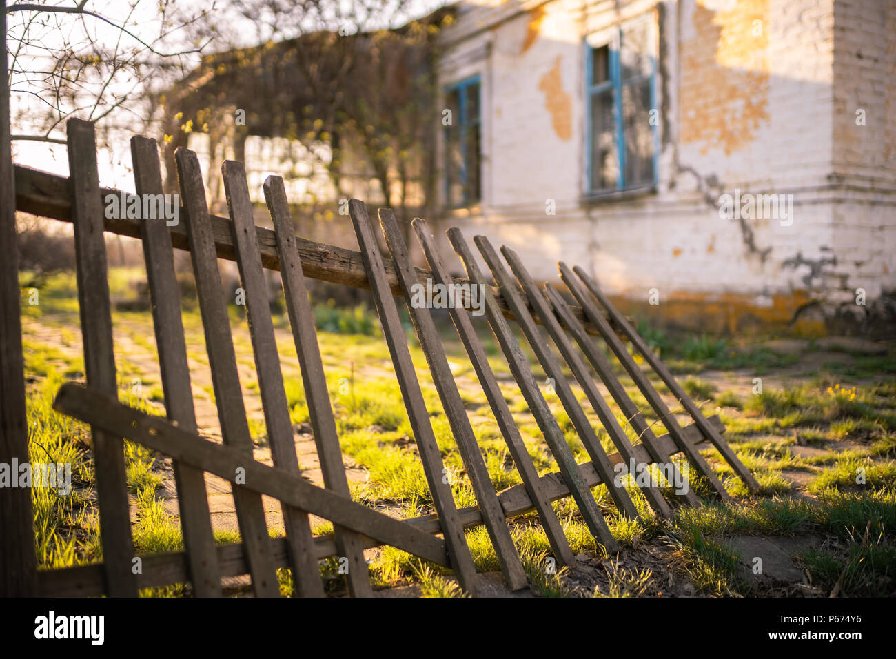 Vecchia staccionata in legno e country house in estate Foto Stock