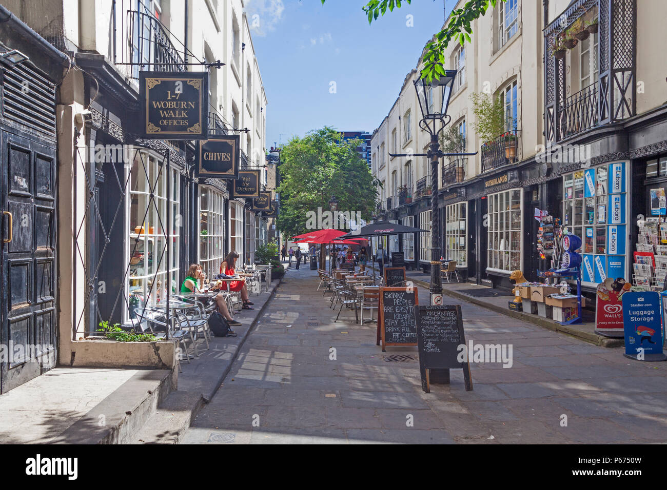 London Borough di Camden Il splendidamente conservati terrazza georgiana della appartata Woburn Walk, London la prima strada pedonale dello shopping Foto Stock