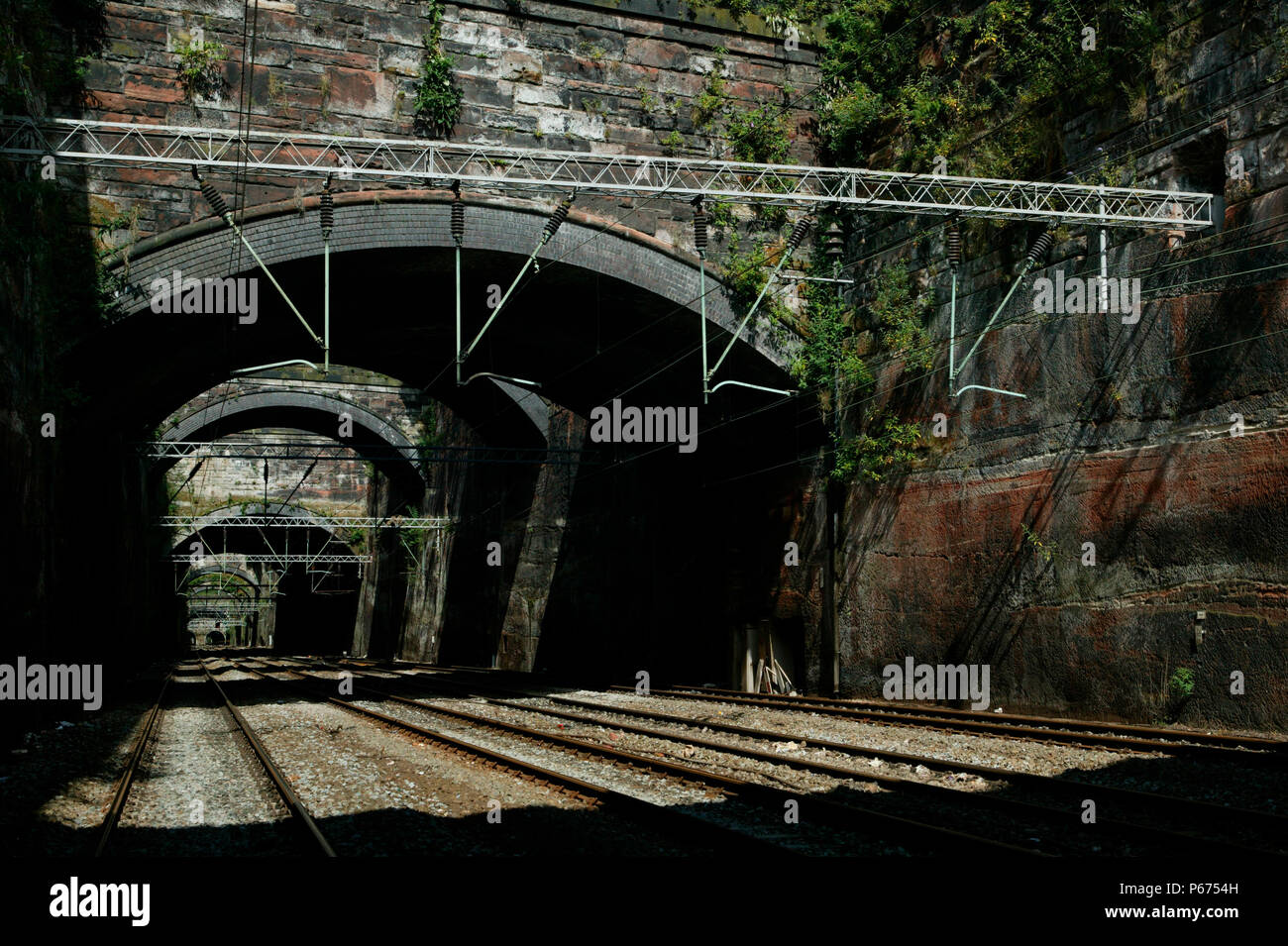 Il measureless caverne che copre la sezione tra Liverpool Lime St e la collina di bordo. Per l'estate 2004. Foto Stock