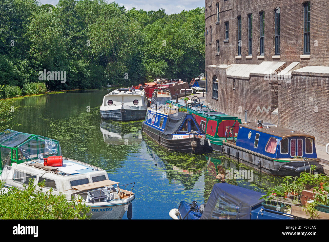 London Borough di Camden Houseboats su un tratto del Regent's Canal, a un tiro di schioppo dalla stazione di King Cross Foto Stock