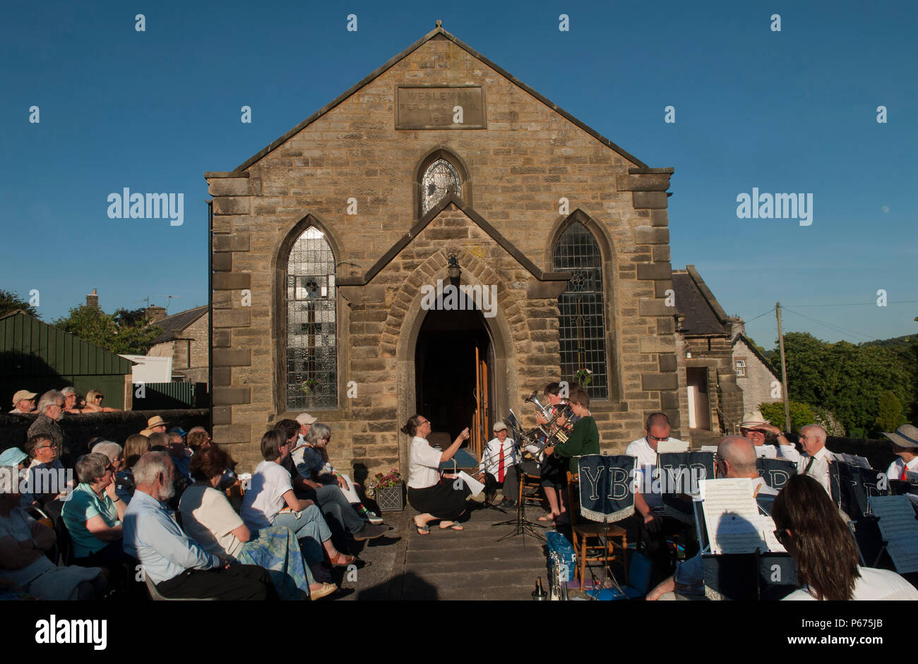La band di villaggio di Youlgreave Derbyshire suona fuori dalla Chapel Inghilterra 2018 2010s UK HOMER SYKES Foto Stock