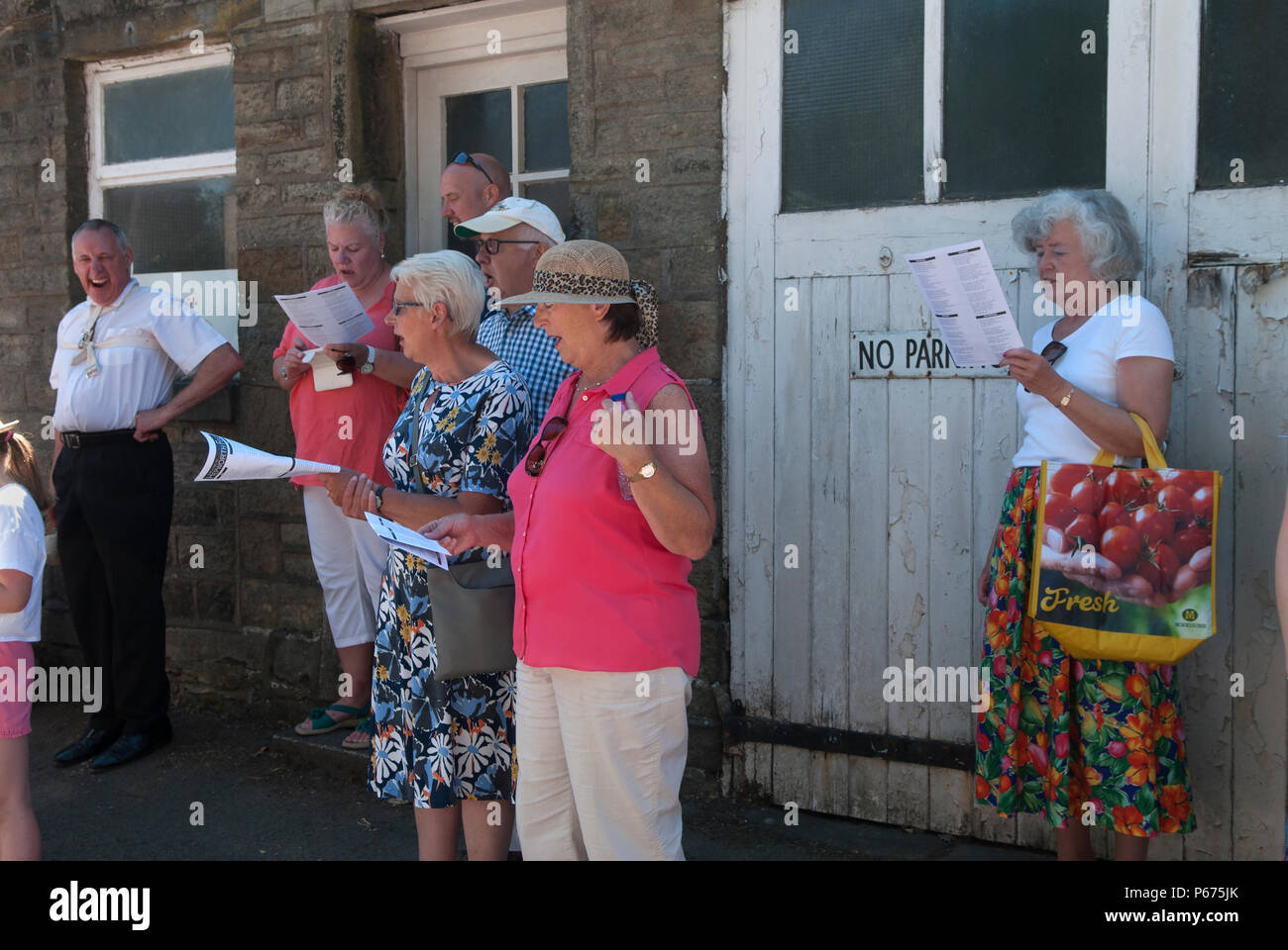 Gruppo donne la vita del villaggio di cantare inni North Yorkshire village festa annuale giorno 2010s 2018 HOMER SYKES Foto Stock