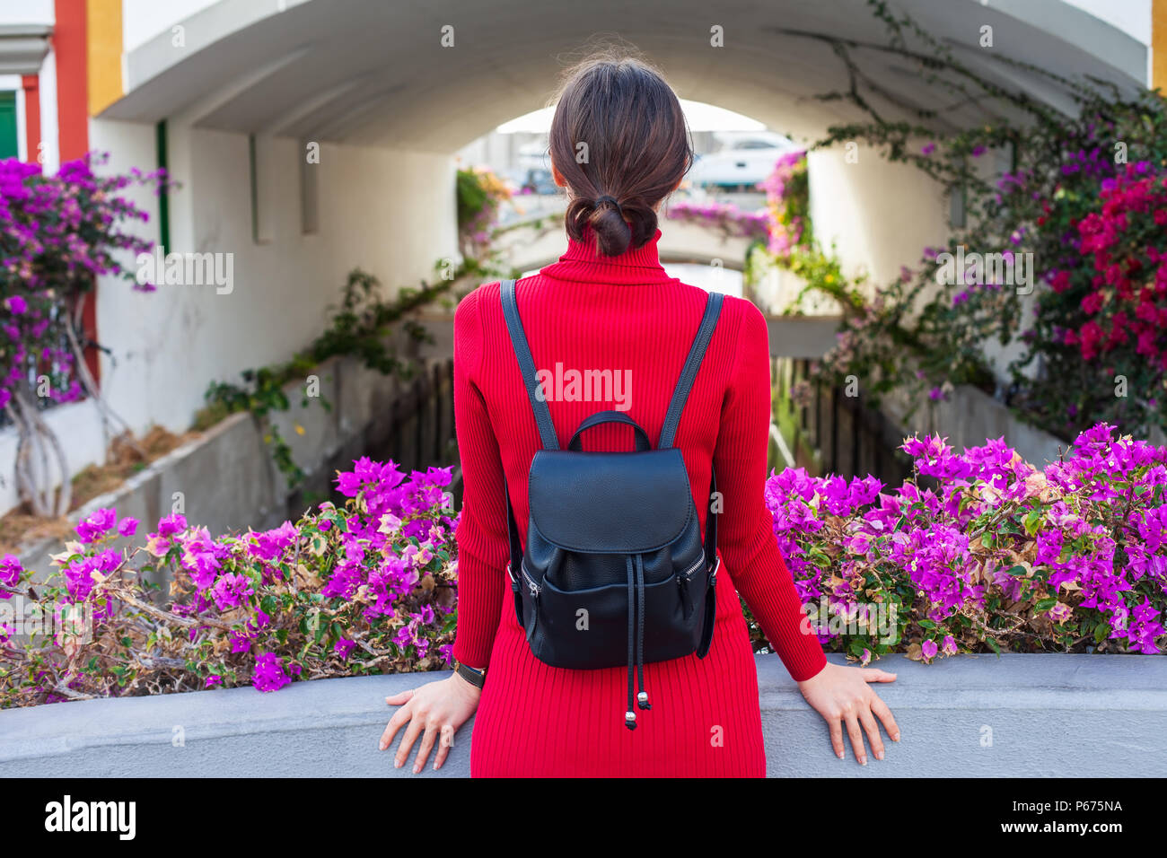 Traveler donna godere di pittoresca città spagnola. Concetto di viaggio Foto Stock