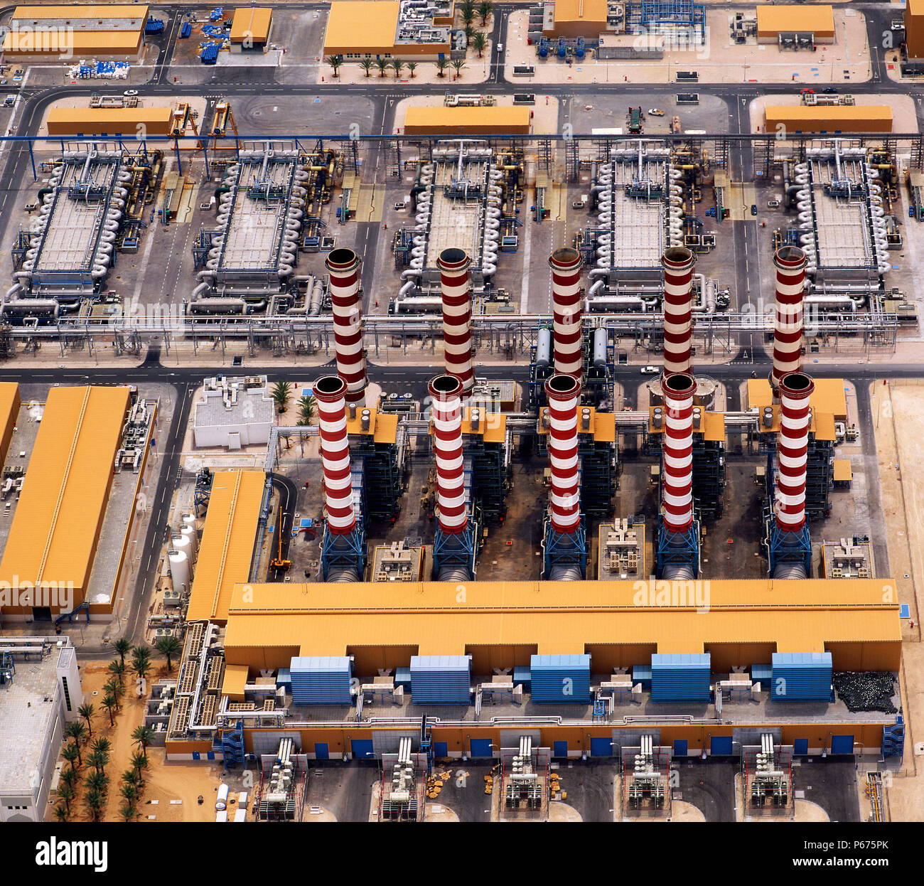 Vista aerea del gas naturale liquido con la raffineria di camini, in Qatar Foto Stock