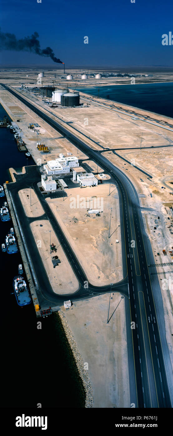 Vista aerea. Porto,costruzione e materiale operativo per il gas naturale liquido, di raffineria in Qatar Foto Stock