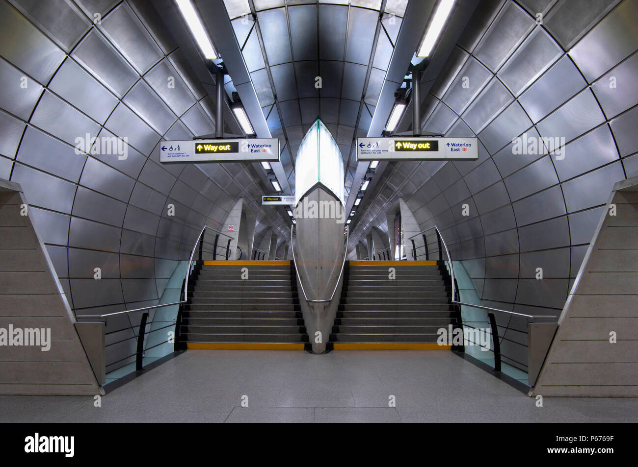 Piattaforma interna vista a livello di scala passeggeri alla stazione metropolitana di Southwark, Londra, Regno Unito Foto Stock