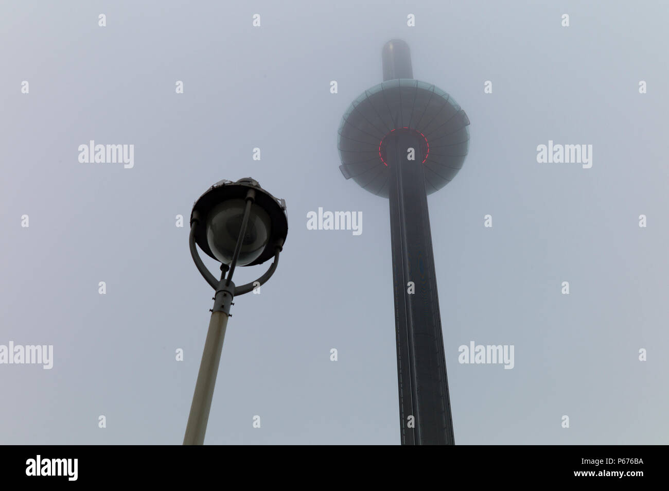 Brighton i360 torre di avvistamento nella nebbia Foto Stock