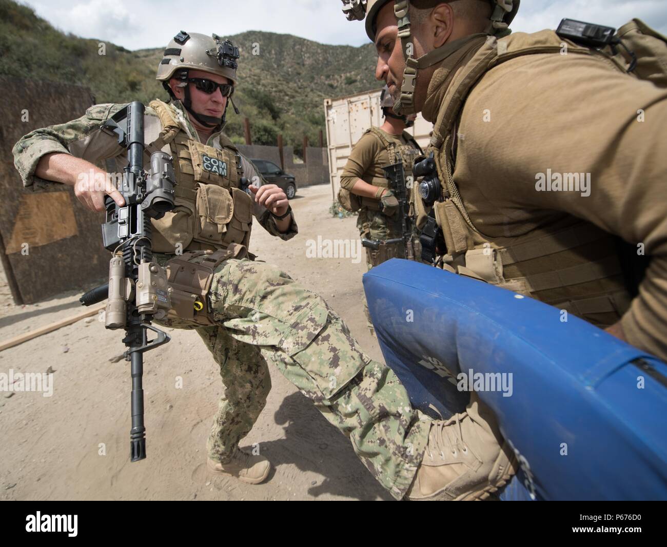 La comunicazione di massa Specialist 1a classe Benjamin Lewis, assegnato alla flotta fotocamera di combattimento del Pacifico (FCCP), prassi un push kick alla 2016 Estate Scatto rapido esercizio, in Azusa, California, 20 maggio 2016. Scatto rapido è un biennale FCCP esercizio che consente di vivere il fuoco e il corso basato su scenari per combinare-comune di lottare contro i beni della fotocamera. (U.S. Navy combattere la fotocamera dal capo della comunicazione di massa specialista Greg Badger/rilasciato) Foto Stock