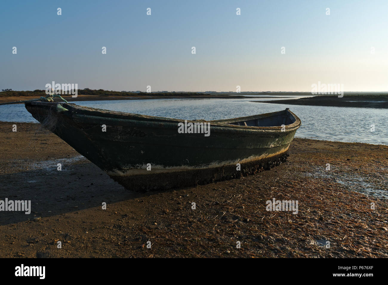 Vecchio di legno barca da pesca nel Ria Formosa. Algarve Portogallo Foto Stock